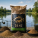 20-kg-Sack Grundfutter mit verschiedenen Futtermischungen am Seeufer