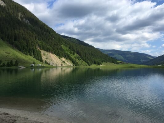 Seelandschaft mit Bergen