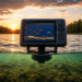 Modernes Echolot mit Fischfinder zeigt Sonardaten über einem See, während unter Wasser Fische und Gewässerstrukturen sichtbar sind – Titelbild zum Thema Echolot mit Fischfinder.