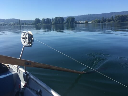 Schleppfischen vom Angelboot auf dem Bodensee mit ausgelegter Schleppleine