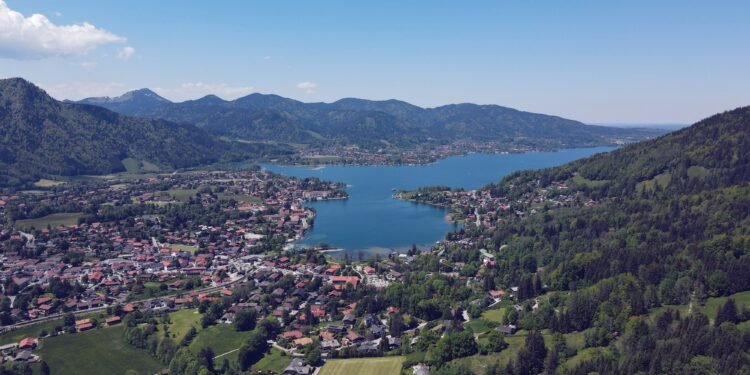 Luftaufnahme des Tegernsees mit Rottach-Egern und den bewaldeten Bergen