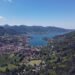 Luftaufnahme des Tegernsees mit Rottach-Egern und den bewaldeten Bergen
