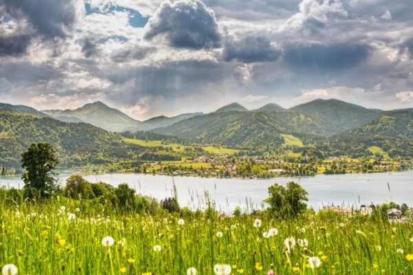 Blick über den Tegernsee auf das gegenüberliegende Ufer und die umliegenden Berge