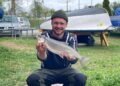 Angler präsentiert einen frisch gefangenen Felchen am Bodensee-Untersee