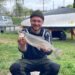 Angler präsentiert einen frisch gefangenen Felchen am Bodensee-Untersee