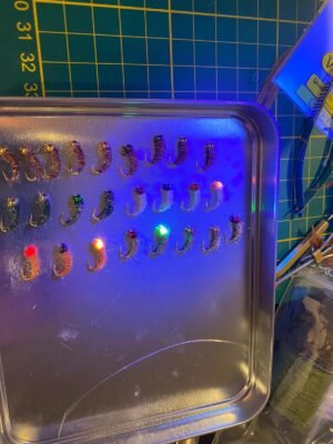 Selbst gebundene Felchennymphen in verschiedenen Farben unter UV-Licht