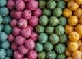 Verschiedenfarbige Boilies als Futter für Karpfen