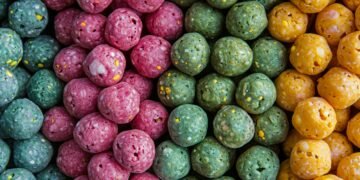 Verschiedenfarbige Boilies als Futter für Karpfen