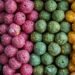 Verschiedenfarbige Boilies als Futter für Karpfen