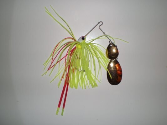 Spinnerbait mit Drahtarm, Spinnerblättern, Einzelhaken und farbigem Skirt