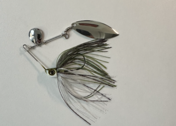 Grün-weißer Spinnerbait mit zwei silbernen Spinnerblättern zum Barschangeln