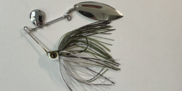 Grün-weißer Spinnerbait mit zwei silbernen Spinnerblättern zum Barschangeln