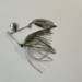 Grün-weißer Spinnerbait mit zwei silbernen Spinnerblättern zum Barschangeln