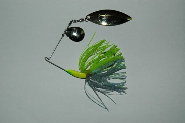 Zwei Spinnerbaits mit silbernen Köderblättern und farbigen Silikonfransen